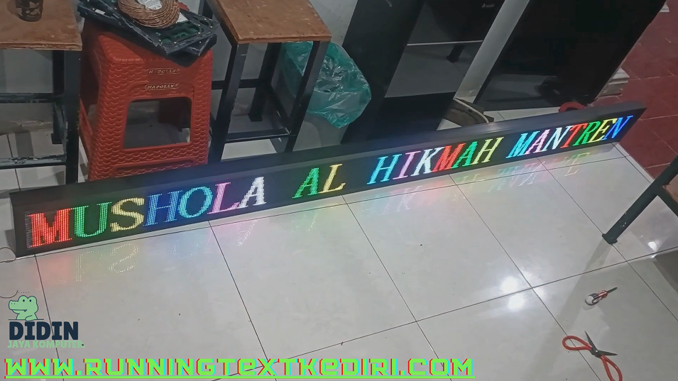 <p>Running text RGB menjadi pilih banyak pelaku usaha karena tampilannya lebih moderen dan fleksibel. Dengan kombinasi warna yang dinamis,informasi yang ditampilkan terlihat lebih jelas dan lebih mencolok,baik pada siang maupun malam hari.</p>